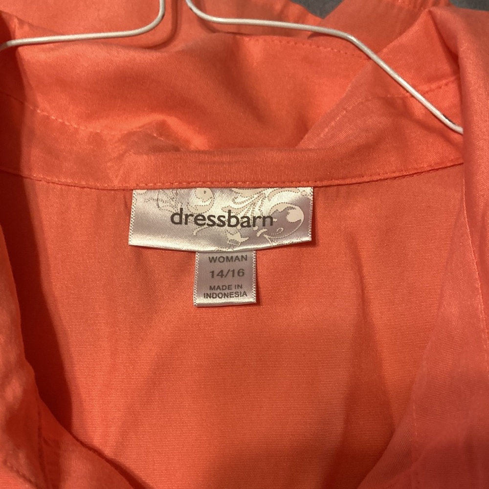 Dressbarn. Button front blouse. Excellent condition. - Picture 3 of 6